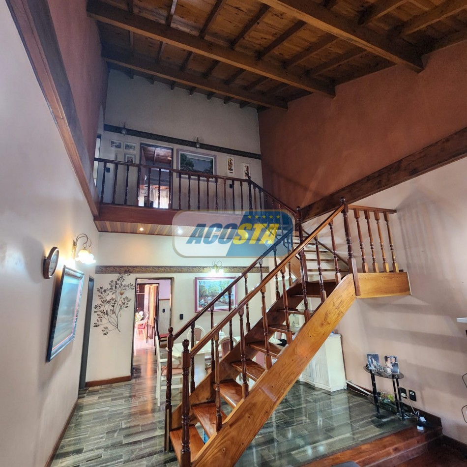 CHALET 5 AMB EN BARRIO NAON EXCELENTE ESTADO, CON GARAJE Y FONDO CUBIERTO