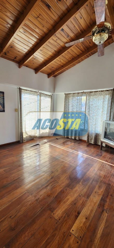 CASA EN BARRIO NAON DE 5 AMB. SOBRE AV. E. CASTRO, CENTRO COMERCIAL, POLO GASTRONOMICO . NUEVO VALOR!!