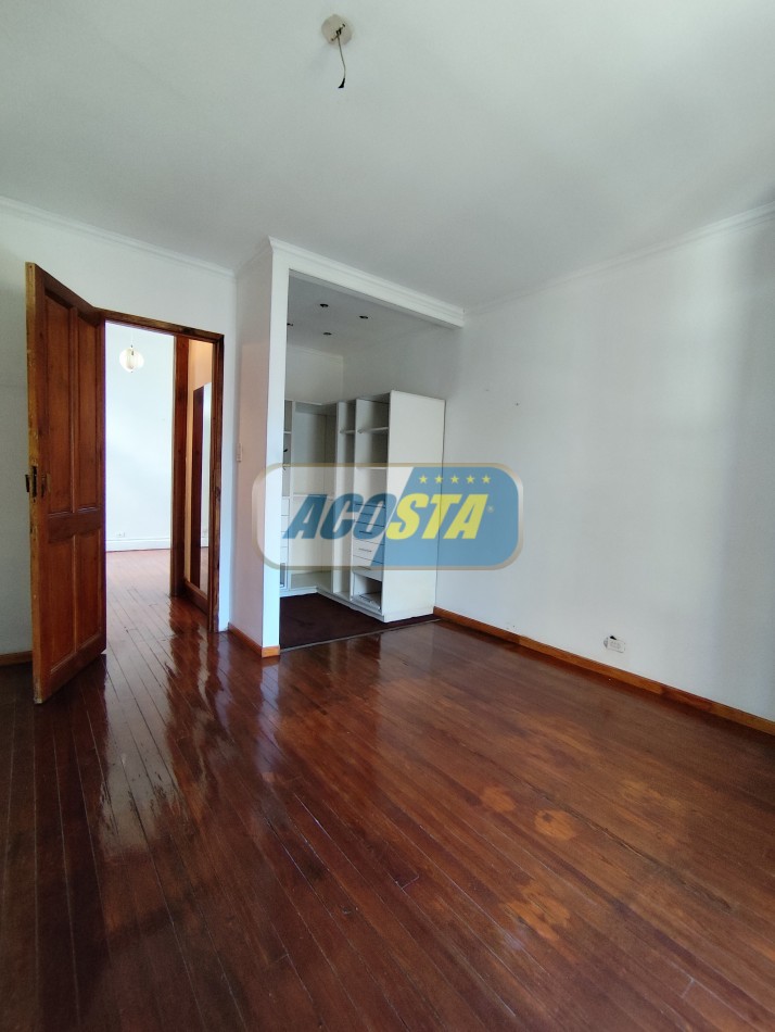 CASA 4 AMB, FRENTE A PARQUE, BARRIO MIL CASITAS REFORMADA.