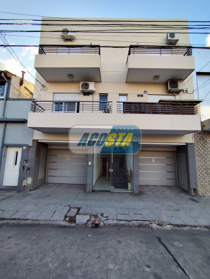 ALQUILER MONOAMBIENTE CON COCHERA Y PATIO, BARRIO NAON