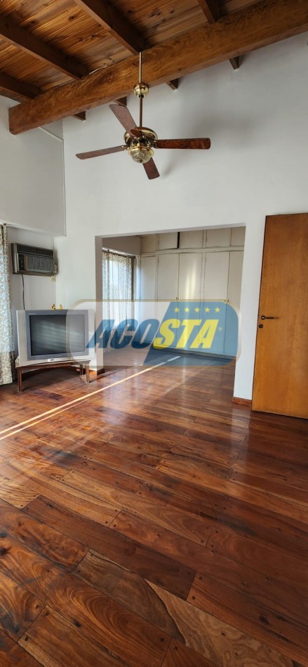 CASA EN BARRIO NAON DE 5 AMB. SOBRE AV. E. CASTRO, CENTRO COMERCIAL, POLO GASTRONOMICO . NUEVO VALOR!!