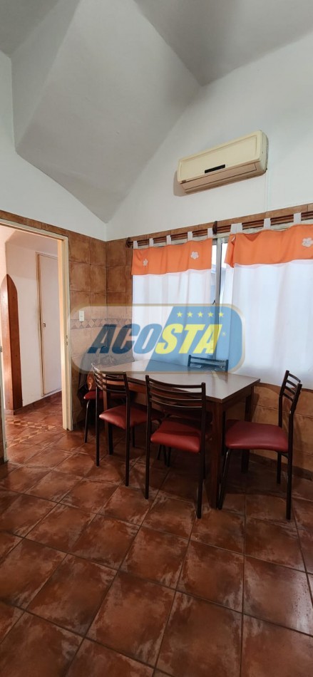 CASA EN BARRIO NAON DE 5 AMB. SOBRE AV. E. CASTRO, CENTRO COMERCIAL, POLO GASTRONOMICO . NUEVO VALOR!!