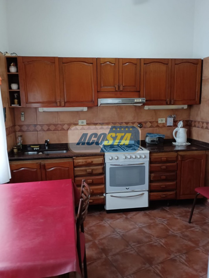 NUEVO PRECIO!!! CASA EN BARRIO NAON DE 5 AMB. SOBRE AV. E. CASTRO 