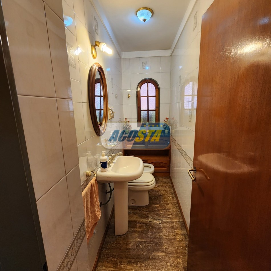 CHALET 5 AMB EN BARRIO NAON EXCELENTE ESTADO, CON GARAJE Y FONDO CUBIERTO