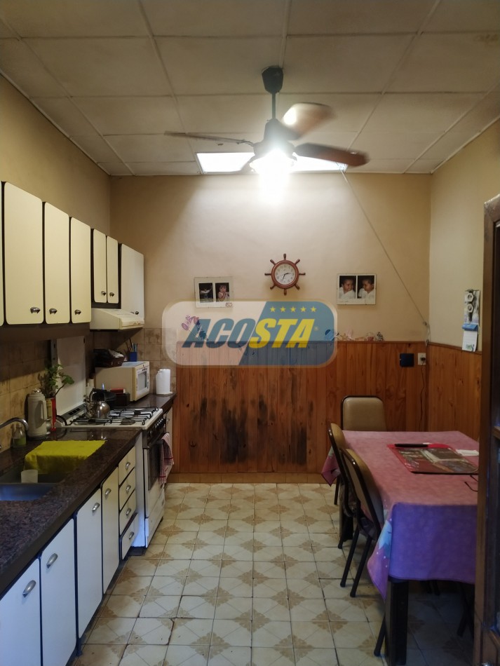 LOTE CON CASA ANTIGUA, A MTS. AVENIDA J. B. ALBERDI