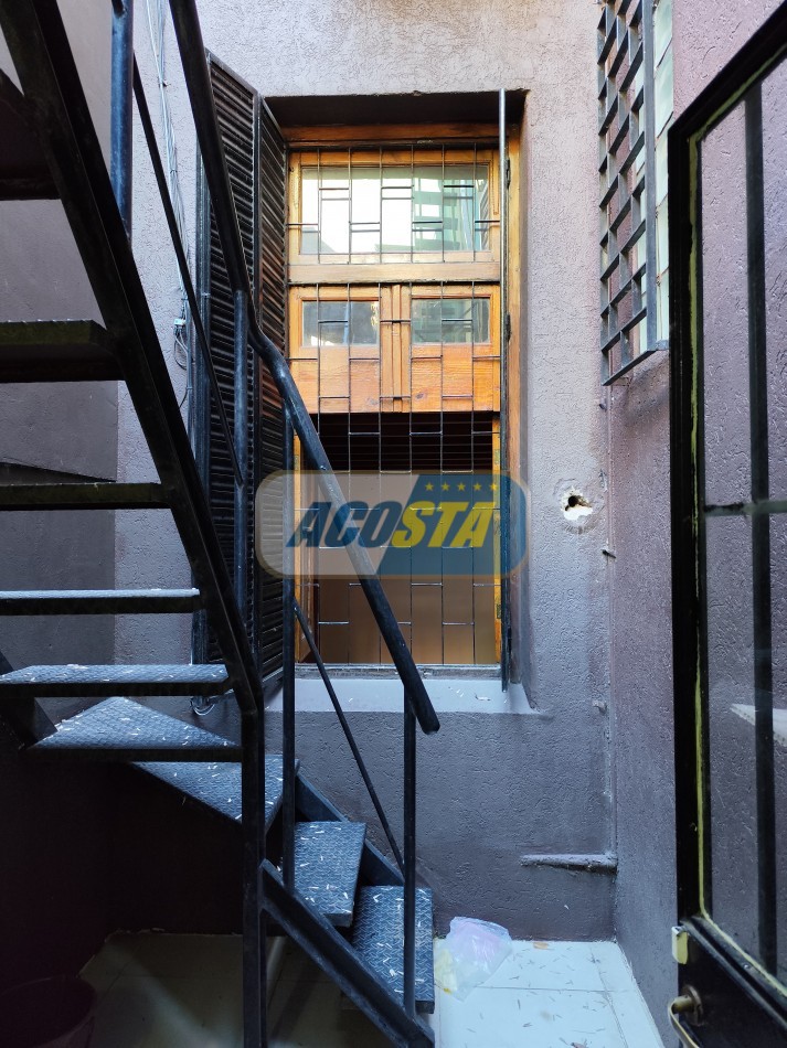 CASA 4 AMB, FRENTE A PARQUE, BARRIO MIL CASITAS REFORMADA.