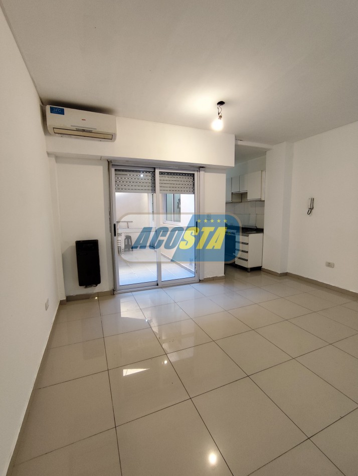 ALQUILER MONOAMBIENTE CON COCHERA Y PATIO, BARRIO NAON