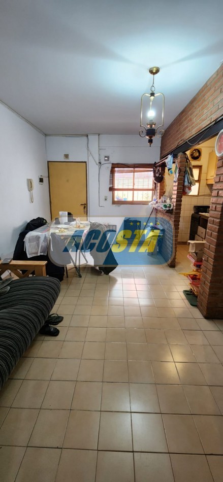 DEPARTAMENTO 2 AMBIENTES, A MTS DE AV. RIVADAVIA, OPORTUNIDAD!