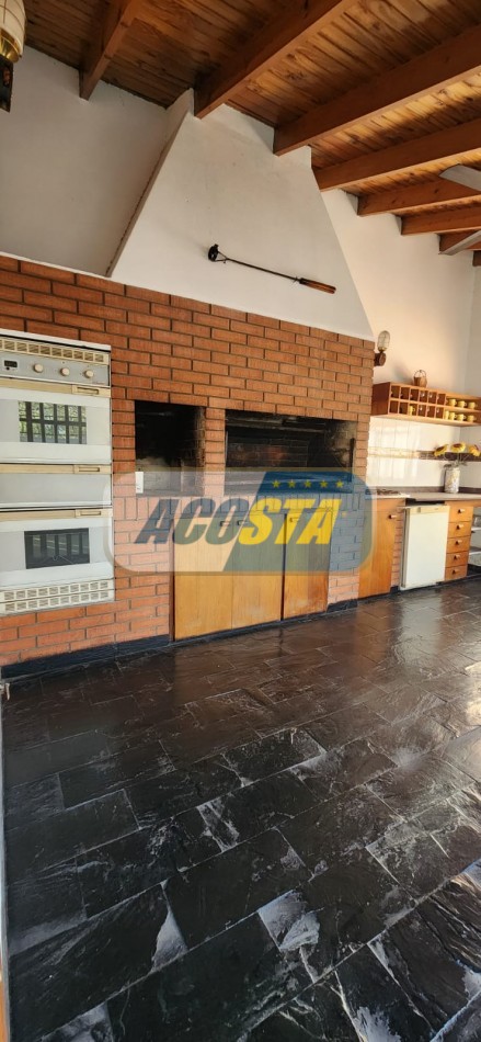 CASA EN BARRIO NAON DE 5 AMB. SOBRE AV. E. CASTRO, CENTRO COMERCIAL, POLO GASTRONOMICO . NUEVO VALOR!!