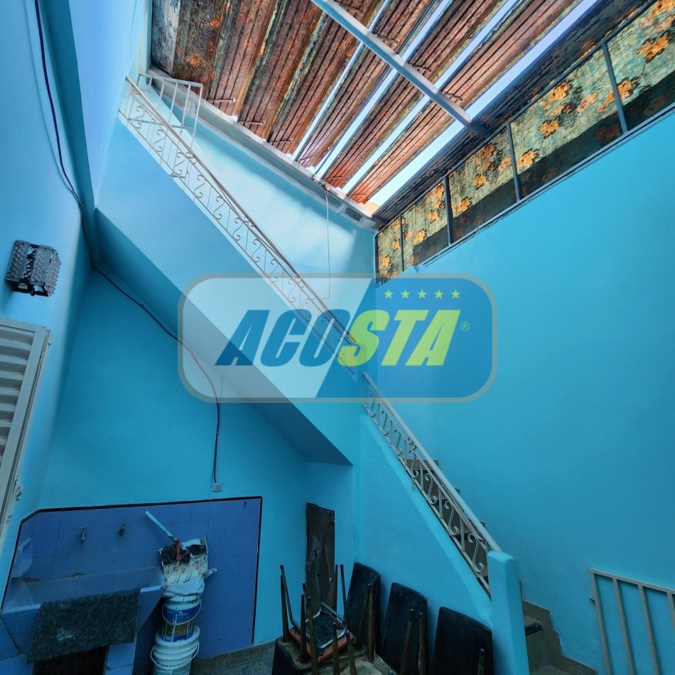 PH de 3 ambientes con patio y terraza.