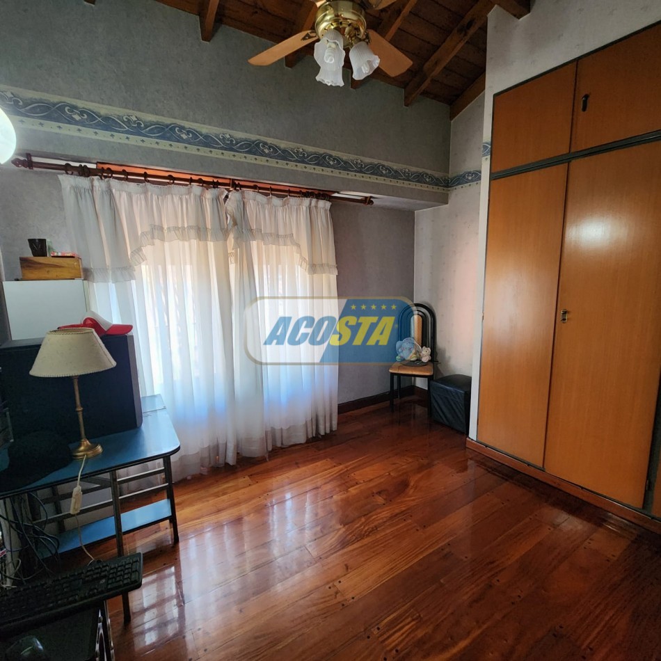 CHALET 5 AMB EN BARRIO NAON EXCELENTE ESTADO, CON GARAJE Y FONDO CUBIERTO