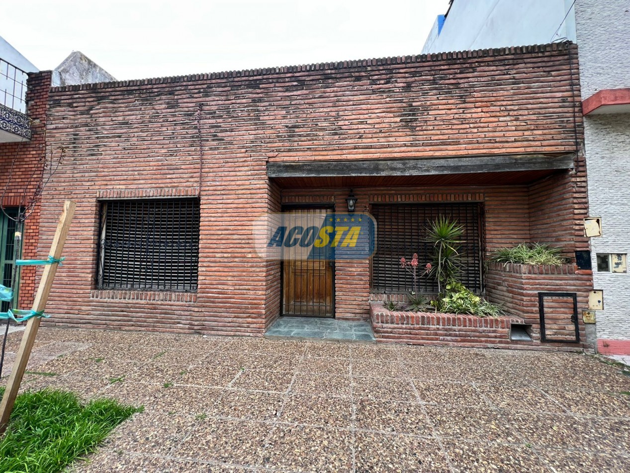 CASA 3 AMBIENTES EN BARRIO NAON FRENTE A PLAZA EXCELENTE UBICACION Y ORIENTACION