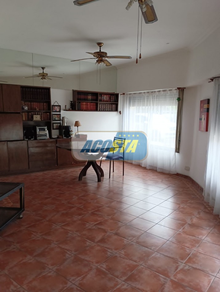 NUEVO PRECIO!!! CASA EN BARRIO NAON DE 5 AMB. SOBRE AV. E. CASTRO 