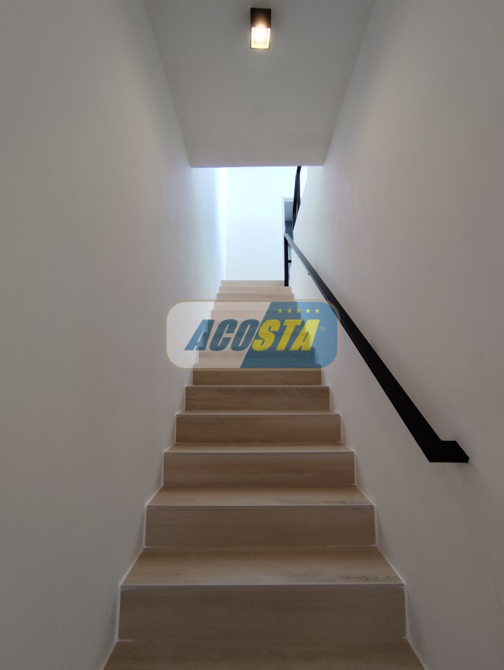 CASA 5 AMBIENTES A ESTRENAR CON JARDIN Y PISCINA, BARRIO NAON, UNICA!!