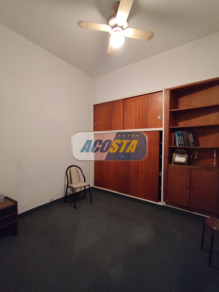 CASA EN BARRIO NAON DE 5 AMB. SOBRE AV. E. CASTRO, CENTRO COMERCIAL, POLO GASTRONOMICO . NUEVO VALOR!!