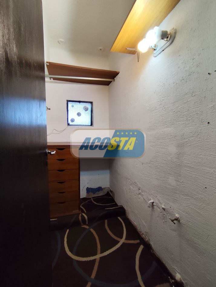 CASA 4 AMB, FRENTE A PARQUE, BARRIO MIL CASITAS REFORMADA.