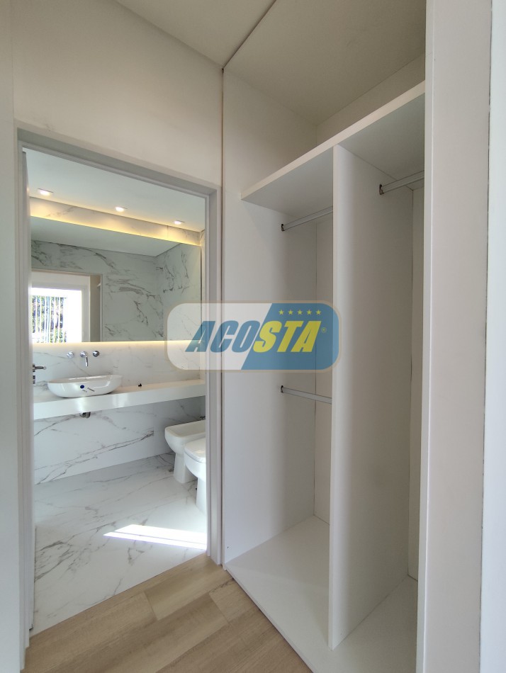 CASA 5 AMBIENTES A ESTRENAR CON JARDIN Y PISCINA, BARRIO NAON, UNICA!!
