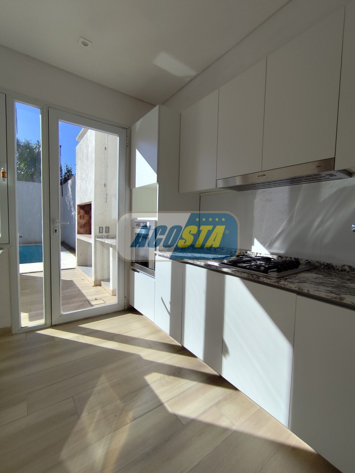 CASA 5 AMBIENTES A ESTRENAR CON JARDIN Y PISCINA, BARRIO NAON, UNICA!!