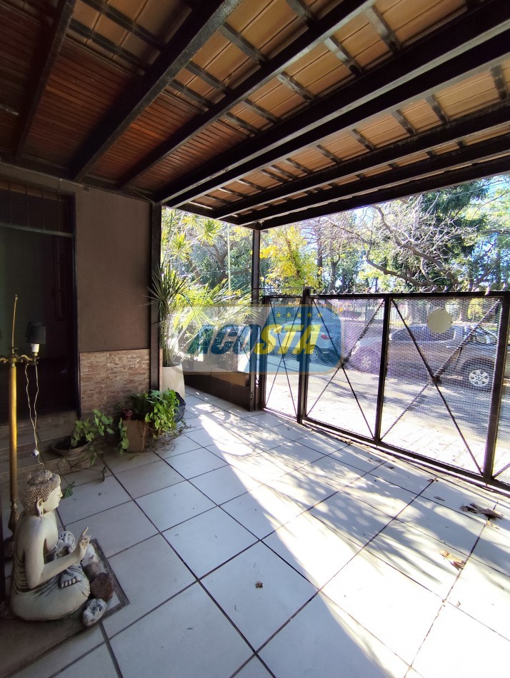 CASA 4 AMB, FRENTE A PARQUE, BARRIO MIL CASITAS REFORMADA.