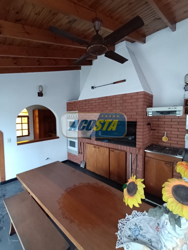 NUEVO PRECIO!!! CASA EN BARRIO NAON DE 5 AMB. SOBRE AV. E. CASTRO 