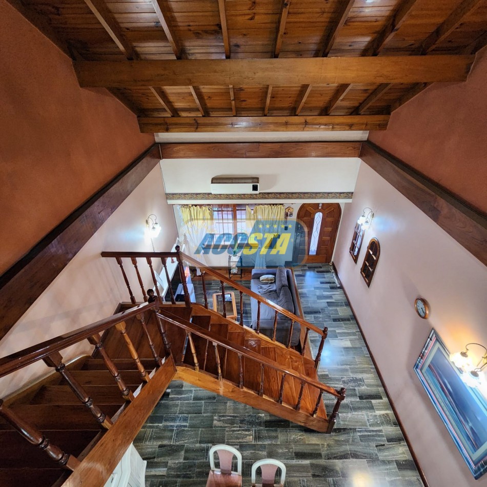 CHALET 5 AMB EN BARRIO NAON EXCELENTE ESTADO, CON GARAJE Y FONDO CUBIERTO