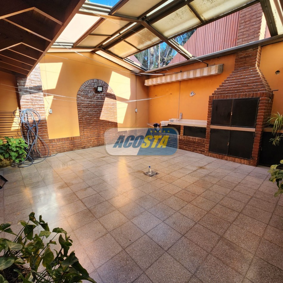 CHALET 5 AMB EN BARRIO NAON EXCELENTE ESTADO, CON GARAJE Y FONDO CUBIERTO