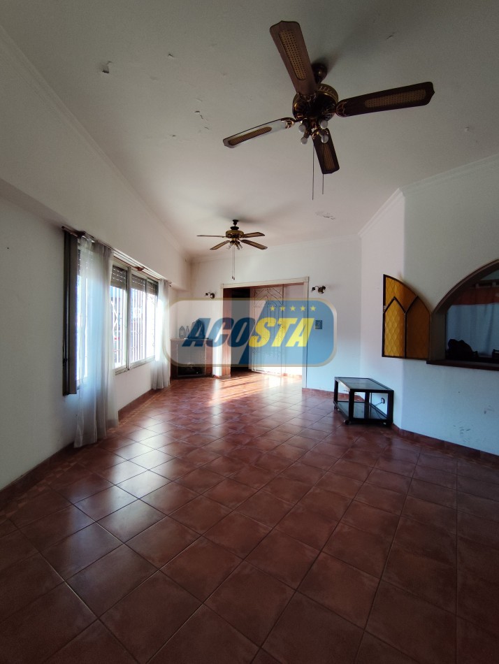 CASA EN BARRIO NAON DE 5 AMB. SOBRE AV. E. CASTRO, CENTRO COMERCIAL, POLO GASTRONOMICO . NUEVO VALOR!!
