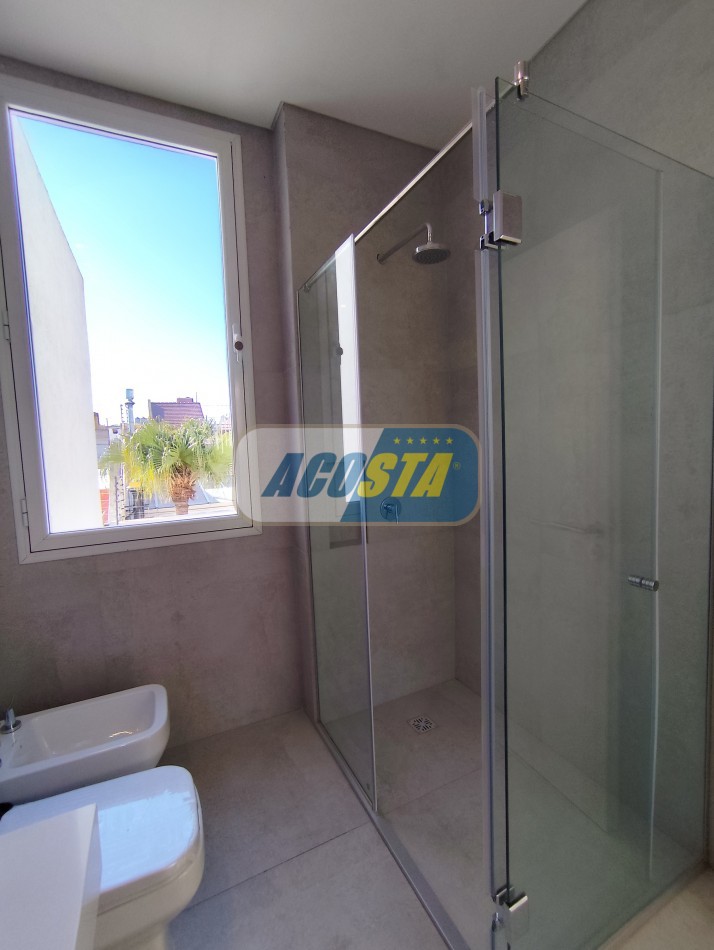 CASA 5 AMBIENTES A ESTRENAR CON JARDIN Y PISCINA, BARRIO NAON, UNICA!!