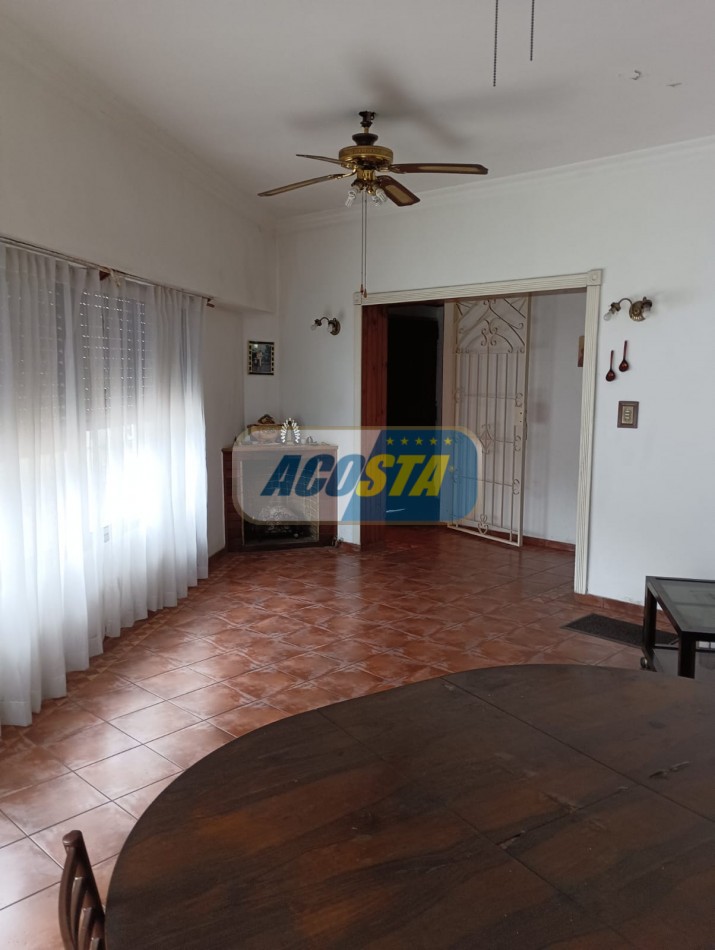 NUEVO PRECIO!!! CASA EN BARRIO NAON DE 5 AMB. SOBRE AV. E. CASTRO 