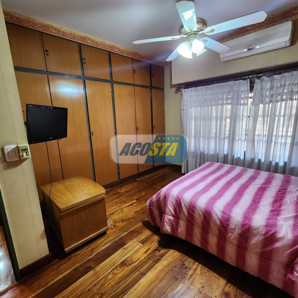 CHALET 5 AMB EN BARRIO NAON EXCELENTE ESTADO, CON GARAJE Y FONDO CUBIERTO