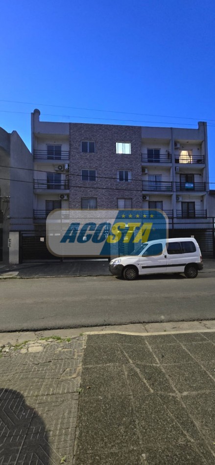 DEPARTAMENTO DE 2 AMB AL FRENTE CON BALCON, A MTS DE BARRIO NAON.