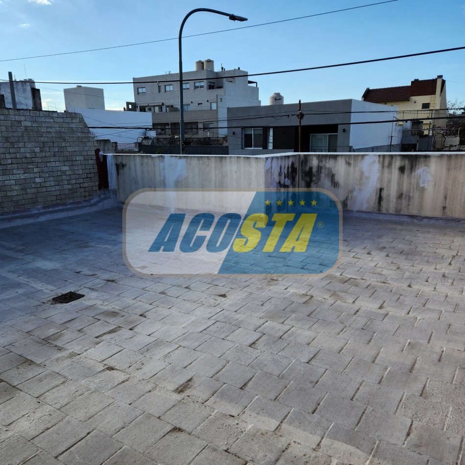 PH de 3 ambientes con patio y terraza.