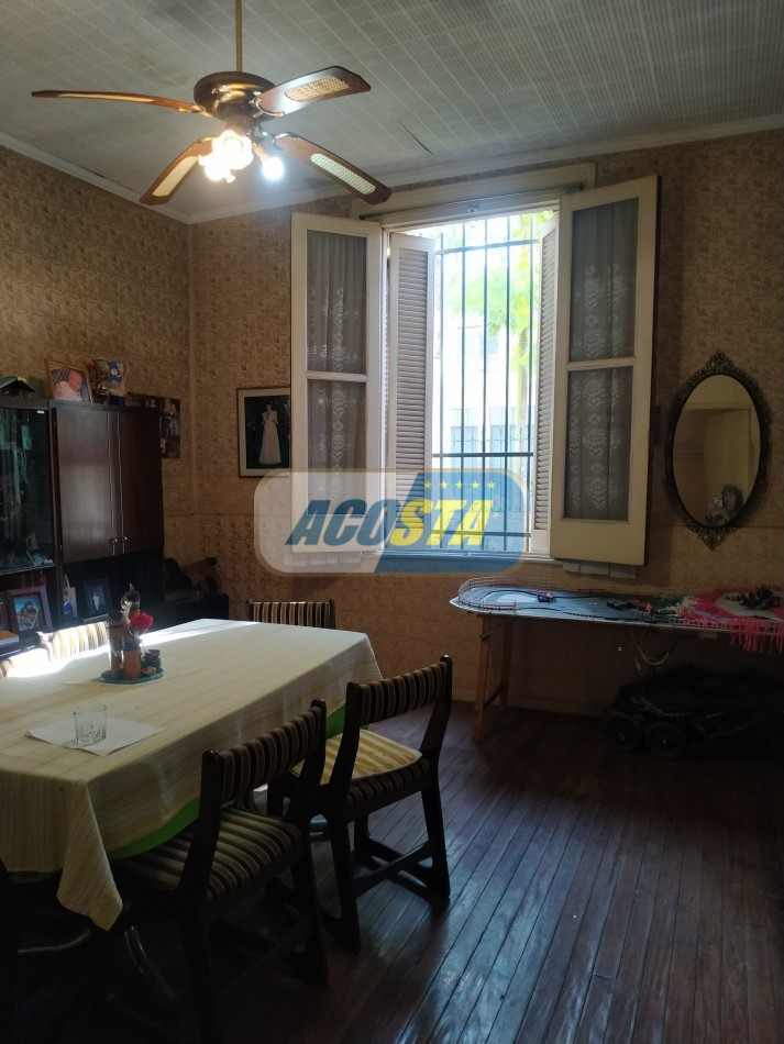 LOTE CON CASA ANTIGUA, A MTS. AVENIDA J. B. ALBERDI