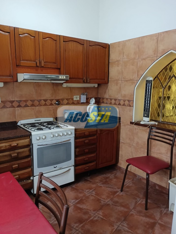 NUEVO PRECIO!!! CASA EN BARRIO NAON DE 5 AMB. SOBRE AV. E. CASTRO 