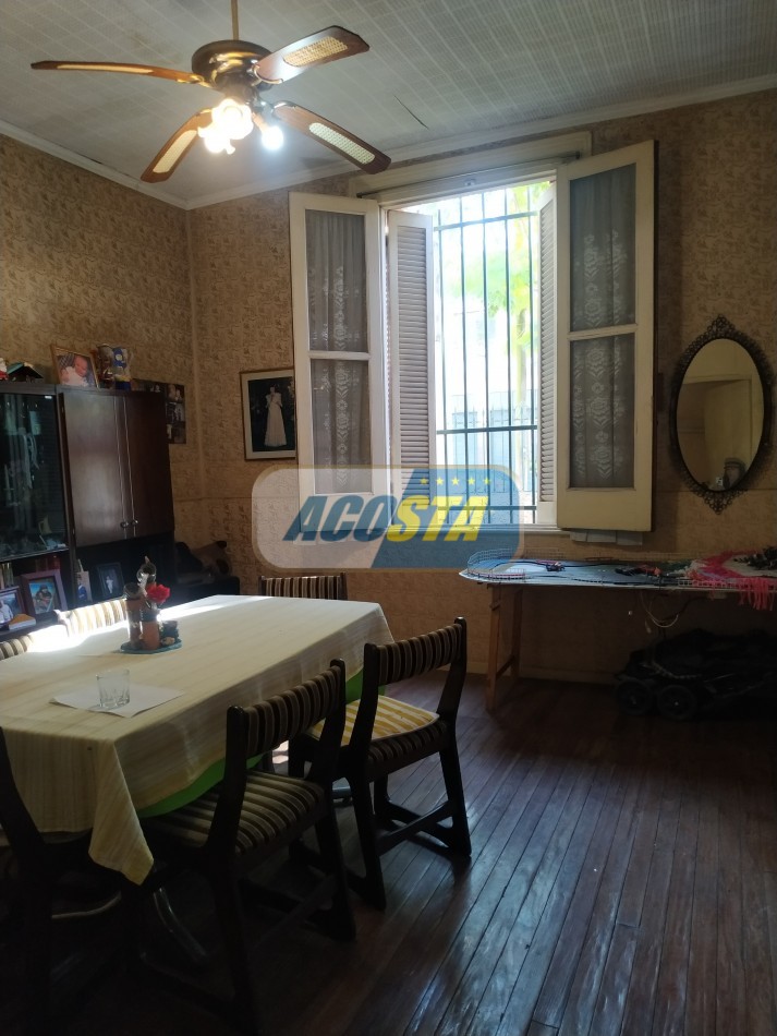 LOTE CON CASA ANTIGUA, A MTS. AVENIDA J. B. ALBERDI