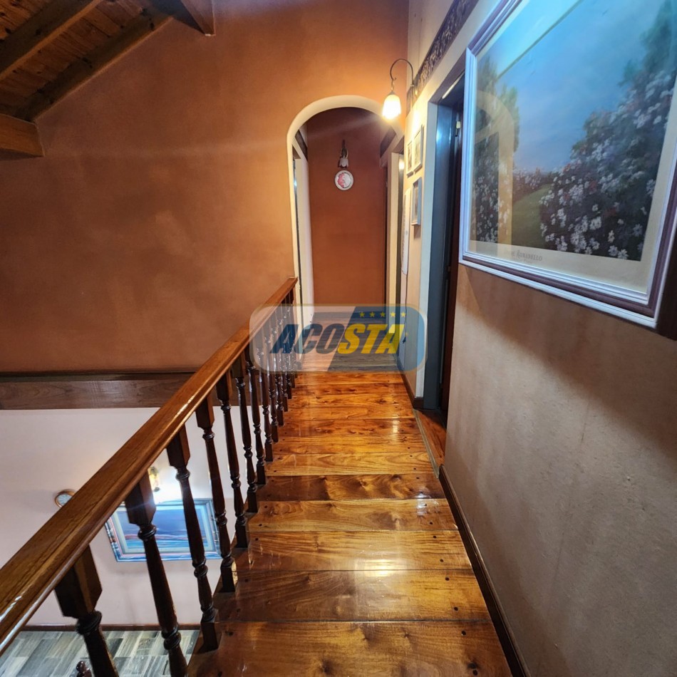 CHALET 5 AMB EN BARRIO NAON EXCELENTE ESTADO, CON GARAJE Y FONDO CUBIERTO