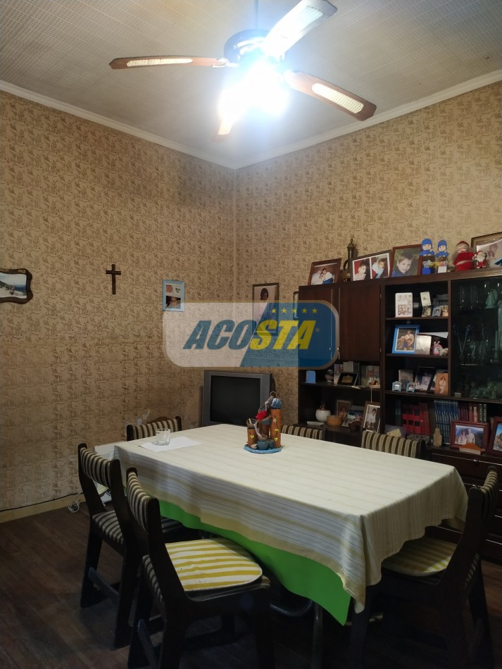 LOTE CON CASA ANTIGUA, A MTS. AVENIDA J. B. ALBERDI