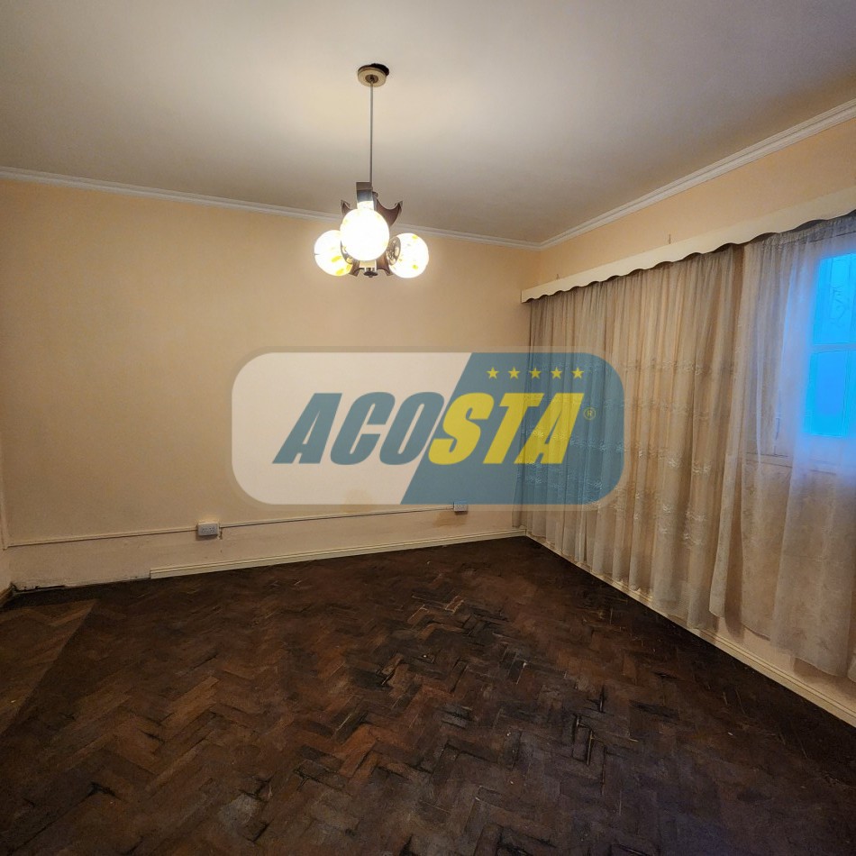 PH de 3 ambientes con patio y terraza.
