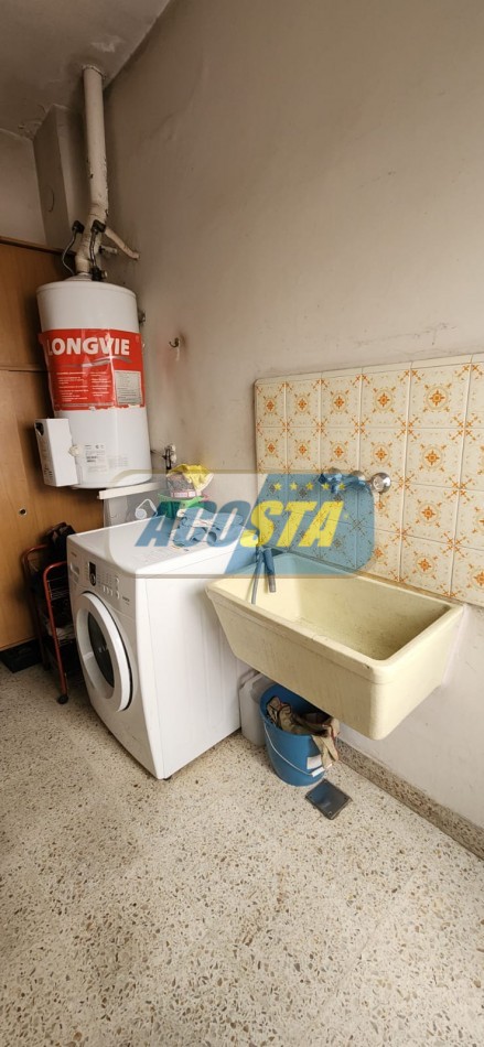 CASA 3 AMBIENTES EN BARRIO NAON, CON FONDO Y GARAGE