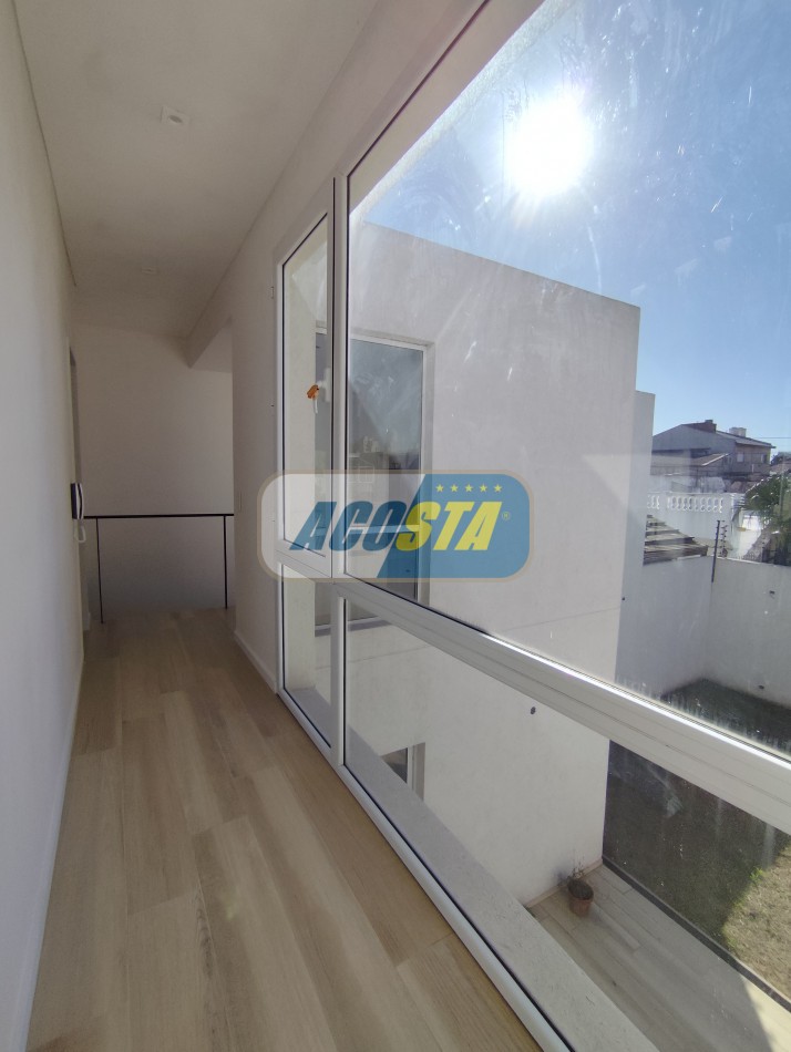 CASA 5 AMBIENTES A ESTRENAR CON JARDIN Y PISCINA, BARRIO NAON, UNICA!!