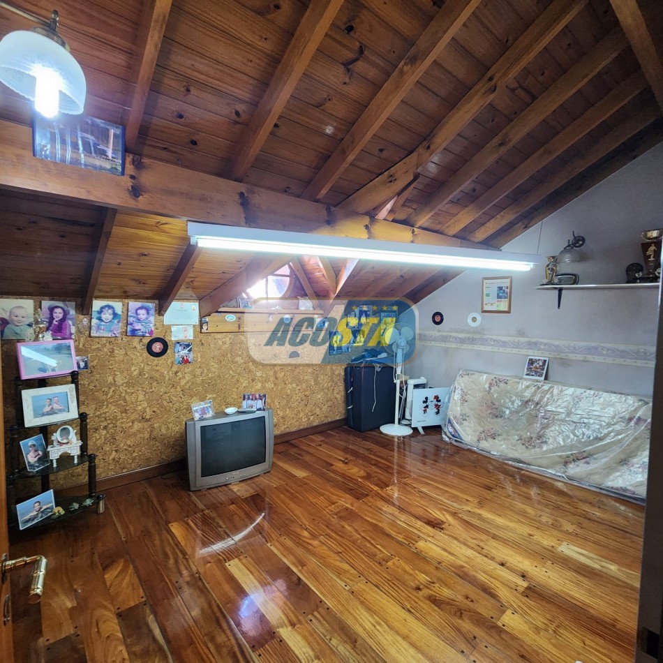 CHALET 5 AMB EN BARRIO NAON EXCELENTE ESTADO, CON GARAJE Y FONDO CUBIERTO