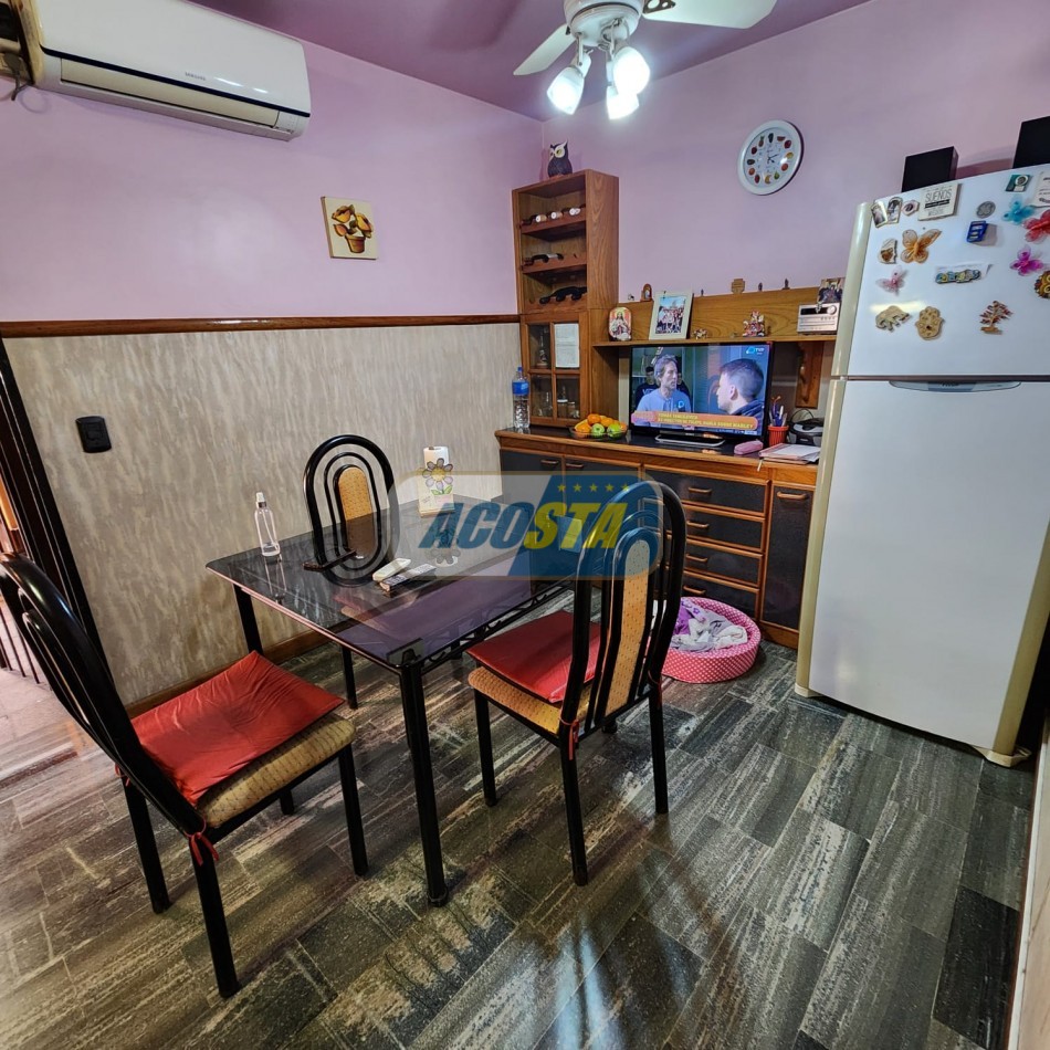 CHALET 5 AMB EN BARRIO NAON EXCELENTE ESTADO, CON GARAJE Y FONDO CUBIERTO