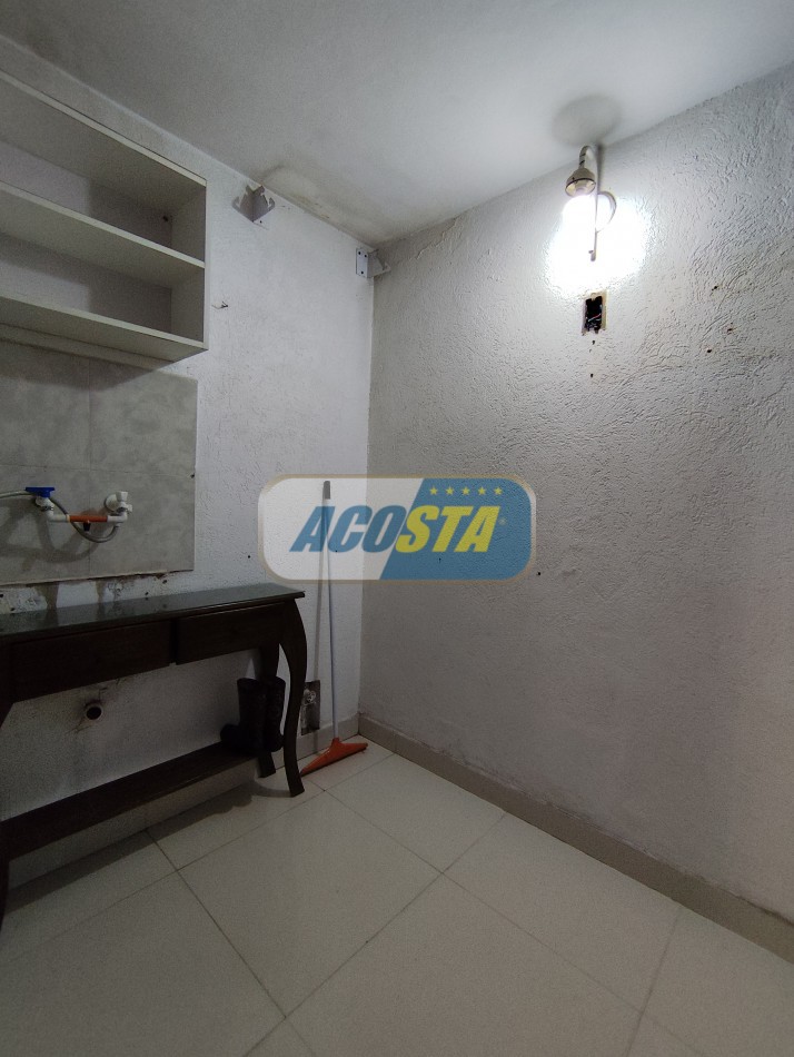CASA 4 AMB, FRENTE A PARQUE, BARRIO MIL CASITAS REFORMADA.
