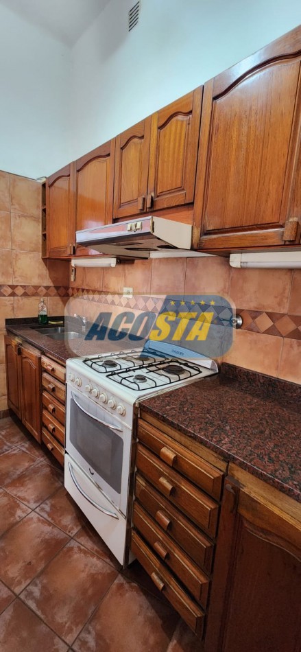 CASA EN BARRIO NAON DE 5 AMB. SOBRE AV. E. CASTRO, CENTRO COMERCIAL, POLO GASTRONOMICO . NUEVO VALOR!!