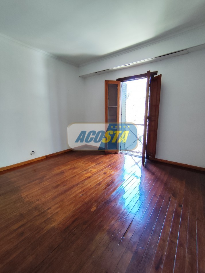 CASA 4 AMB, FRENTE A PARQUE, BARRIO MIL CASITAS REFORMADA.