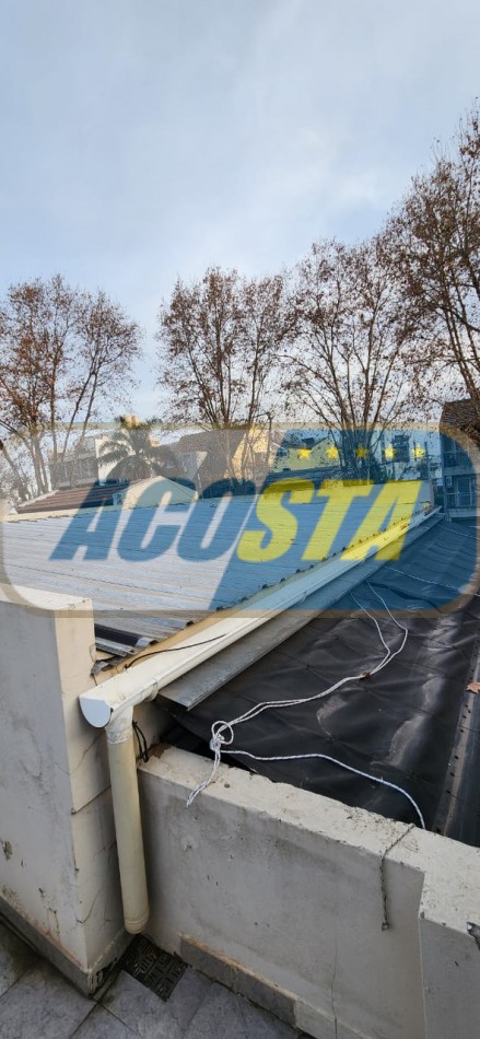 CASA DE 4 AMB.  CON GARAJE EN LOTE PROPIO 