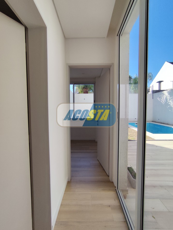 CASA 5 AMBIENTES A ESTRENAR CON JARDIN Y PISCINA, BARRIO NAON, UNICA!!