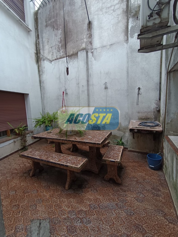 CASA EN BARRIO NAON DE 5 AMB. SOBRE AV. E. CASTRO, CENTRO COMERCIAL, POLO GASTRONOMICO . NUEVO VALOR!!