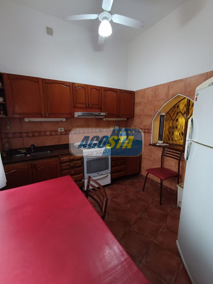 NUEVO PRECIO!!! CASA EN BARRIO NAON DE 5 AMB. SOBRE AV. E. CASTRO 