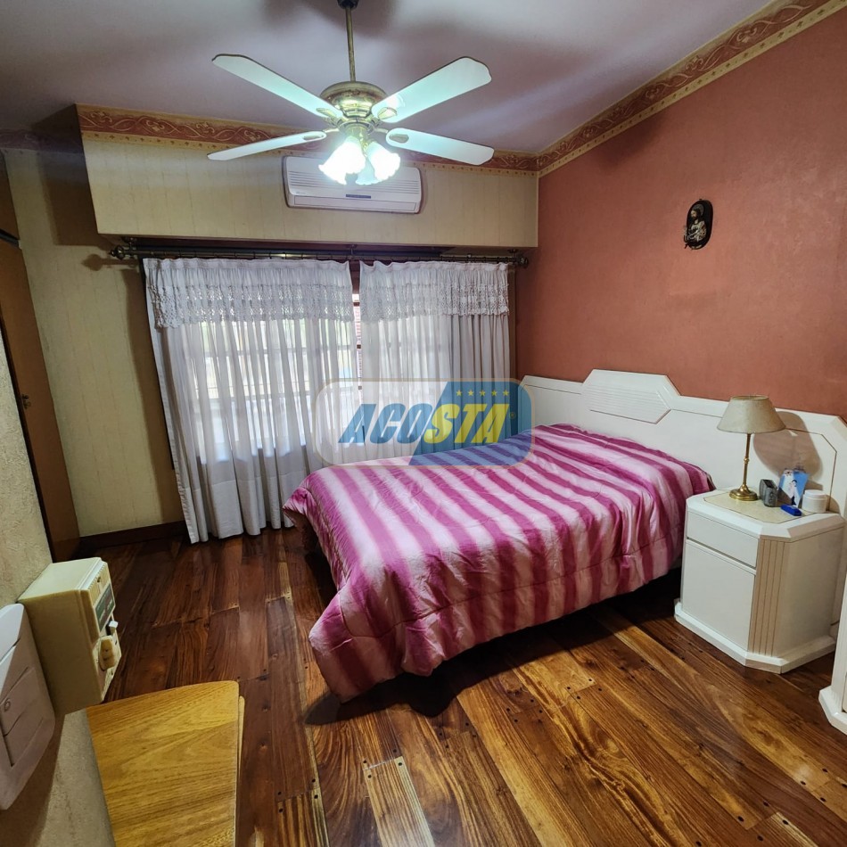 CHALET 5 AMB EN BARRIO NAON EXCELENTE ESTADO, CON GARAJE Y FONDO CUBIERTO